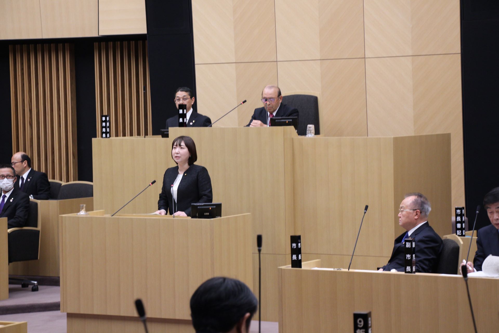 一般会計及び各種特別会計決算審査特別委員会　委員長報告の写真