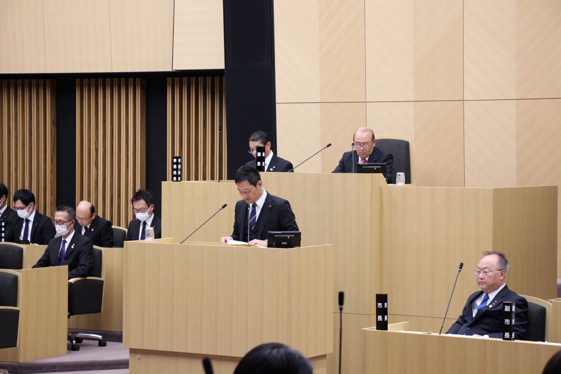 企業会計決算審査特別委員会　委員長報告の写真