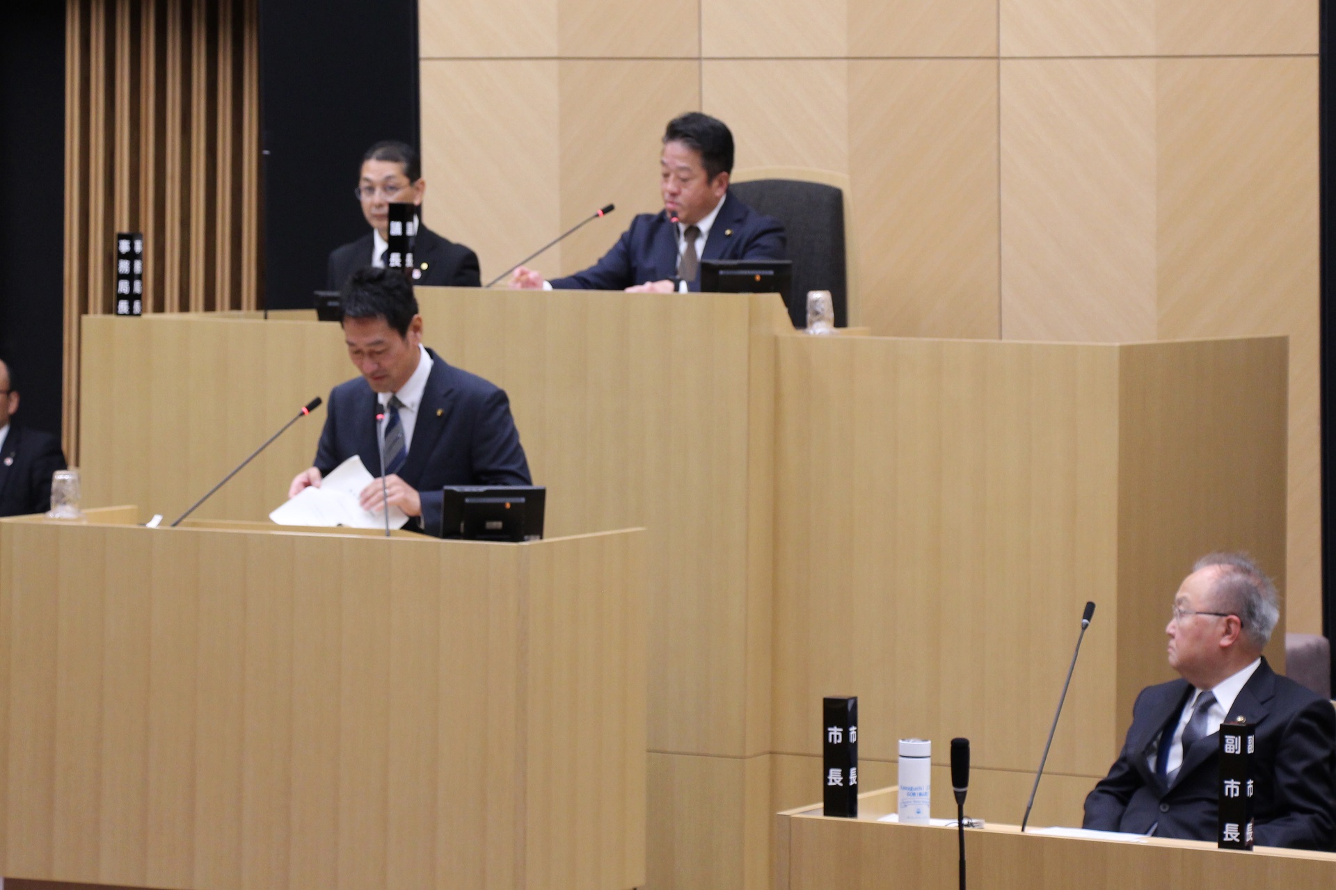 一般会計及び各種特別会計決算審査特別委員会　委員長報告の写真