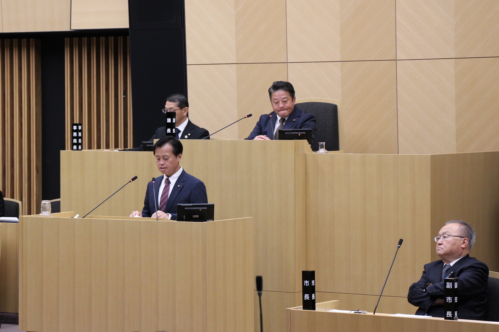 企業会計決算審査特別委員会　委員長報告の写真